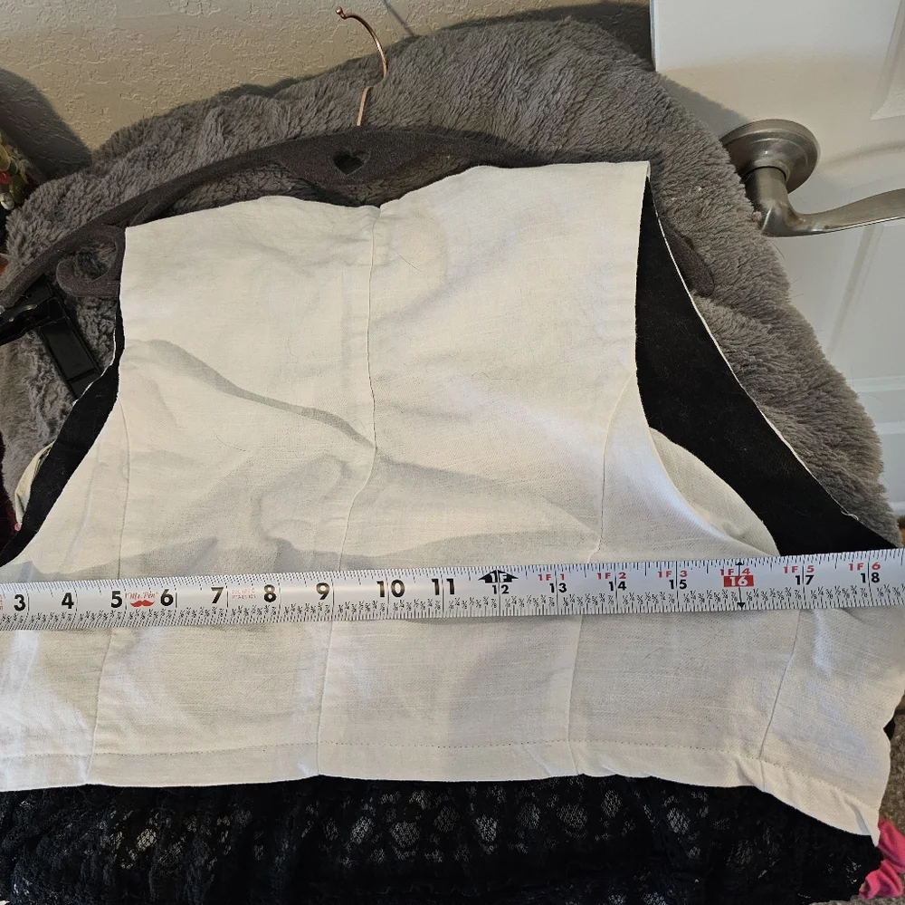 The Style White and Black Lace Vest - Picture 8 of 8